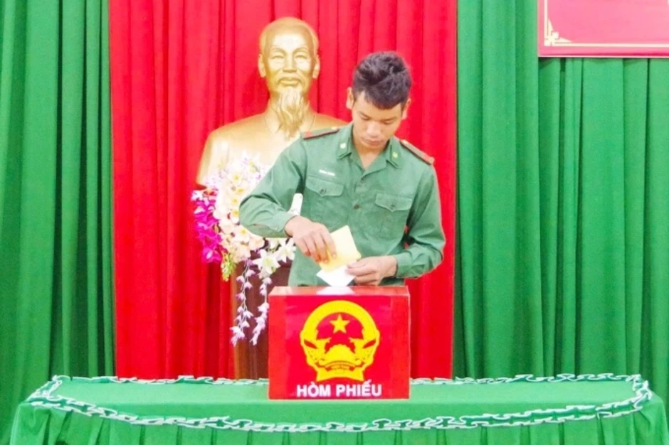 Chiến sĩ biên phòng Lâm Đồng bỏ phiếu sớm ở vùng biên - Báo TinVina Chiến sĩ biên phòng Lâm Đồng bỏ phiếu sớm ở vùng biên - Báo TinVina