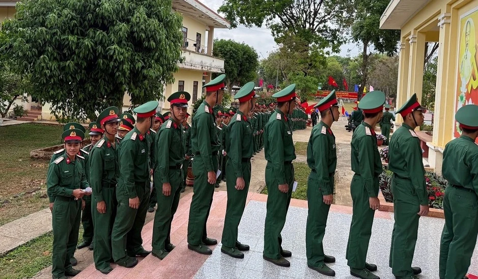 Chiến sĩ mới hân hoan trong lần đầu tiên thực hiện quyền bầu cử Chiến sĩ mới hân hoan trong lần đầu tiên thực hiện quyền bầu cử