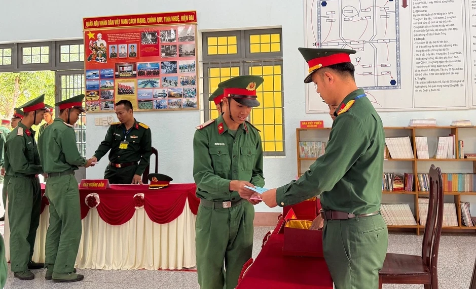 Chiến sĩ mới hân hoan trong lần đầu tiên thực hiện quyền bầu cử Chiến sĩ mới hân hoan trong lần đầu tiên thực hiện quyền bầu cử
