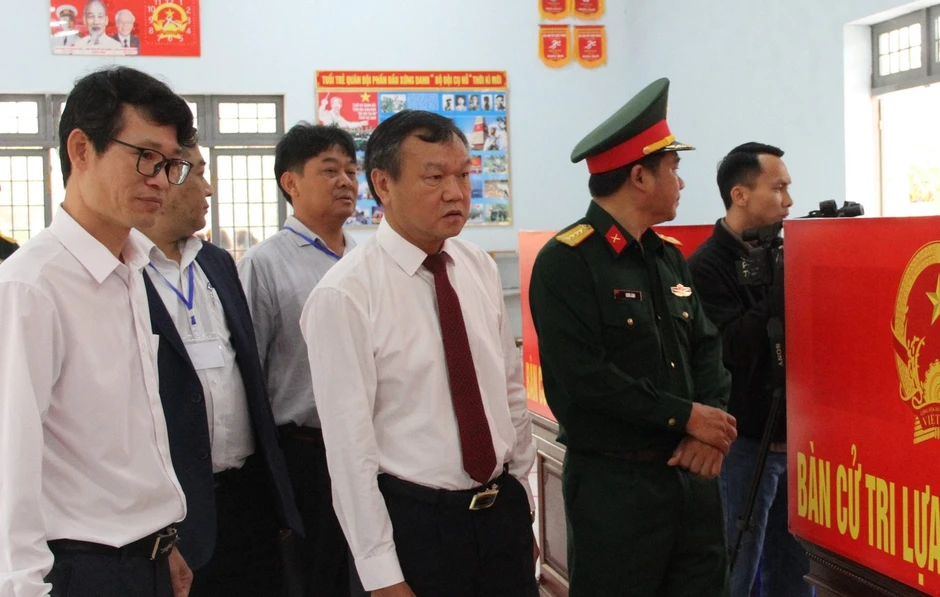 Chiến sĩ mới hân hoan trong lần đầu tiên thực hiện quyền bầu cử Chiến sĩ mới hân hoan trong lần đầu tiên thực hiện quyền bầu cử