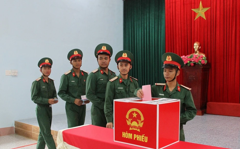 Chiến sĩ mới hân hoan trong lần đầu tiên thực hiện quyền bầu cử Chiến sĩ mới hân hoan trong lần đầu tiên thực hiện quyền bầu cử