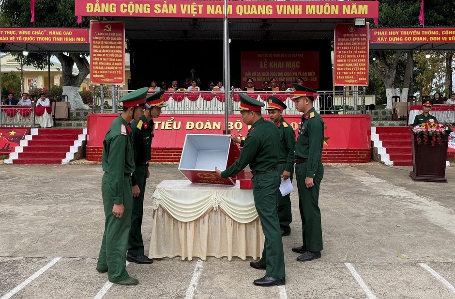 Chiến sĩ mới hân hoan trong lần đầu tiên thực hiện quyền bầu cử Chiến sĩ mới hân hoan trong lần đầu tiên thực hiện quyền bầu cử