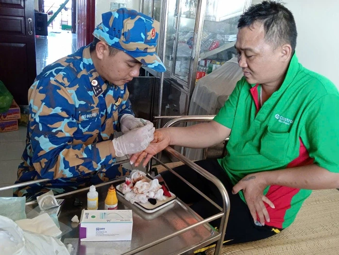 Chiến sĩ Nhà giàn DK1 kịp thời cứu ngư dân bị cá chình cắn Chiến sĩ Nhà giàn DK1 kịp thời cứu ngư dân bị cá chình cắn