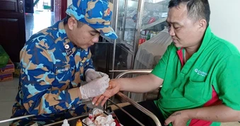 Chiến sĩ Nhà giàn DK1 kịp thời cứu ngư dân bị cá chình cắn