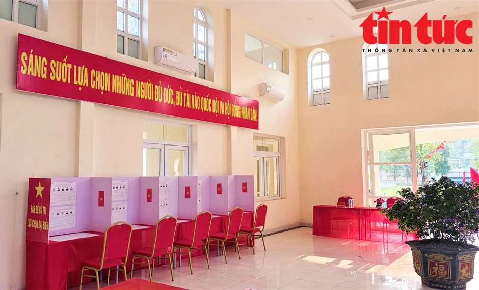 Chiến sĩ trẻ háo hức trong lần đầu tiên thực hiện quyền bầu cử Chiến sĩ trẻ háo hức trong lần đầu tiên thực hiện quyền bầu cử