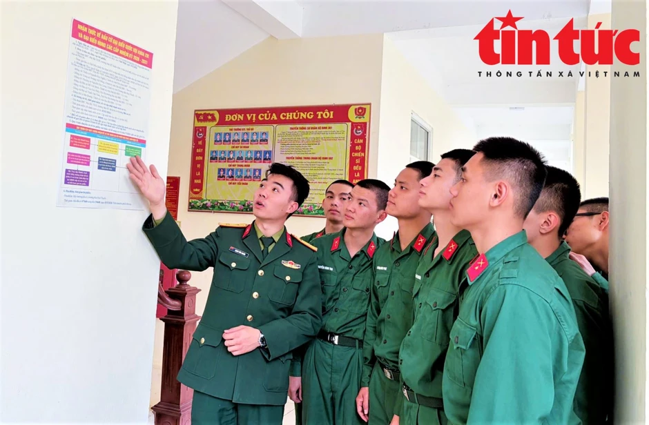 Chiến sĩ trẻ háo hức trong lần đầu tiên thực hiện quyền bầu cử Chiến sĩ trẻ háo hức trong lần đầu tiên thực hiện quyền bầu cử