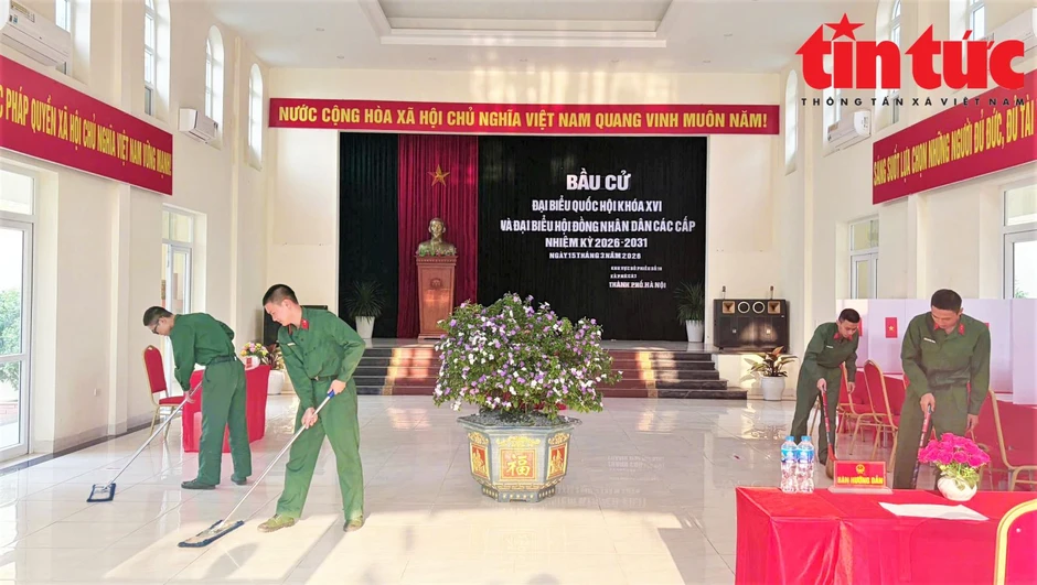 Chiến sĩ trẻ háo hức trong lần đầu tiên thực hiện quyền bầu cử Chiến sĩ trẻ háo hức trong lần đầu tiên thực hiện quyền bầu cử