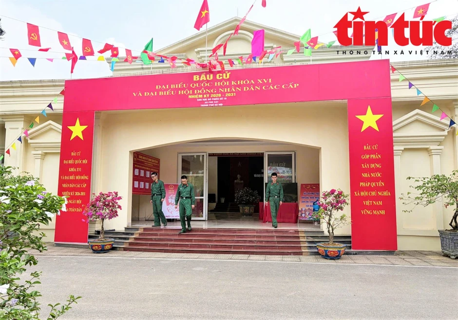 Chiến sĩ trẻ háo hức trong lần đầu tiên thực hiện quyền bầu cử Chiến sĩ trẻ háo hức trong lần đầu tiên thực hiện quyền bầu cử
