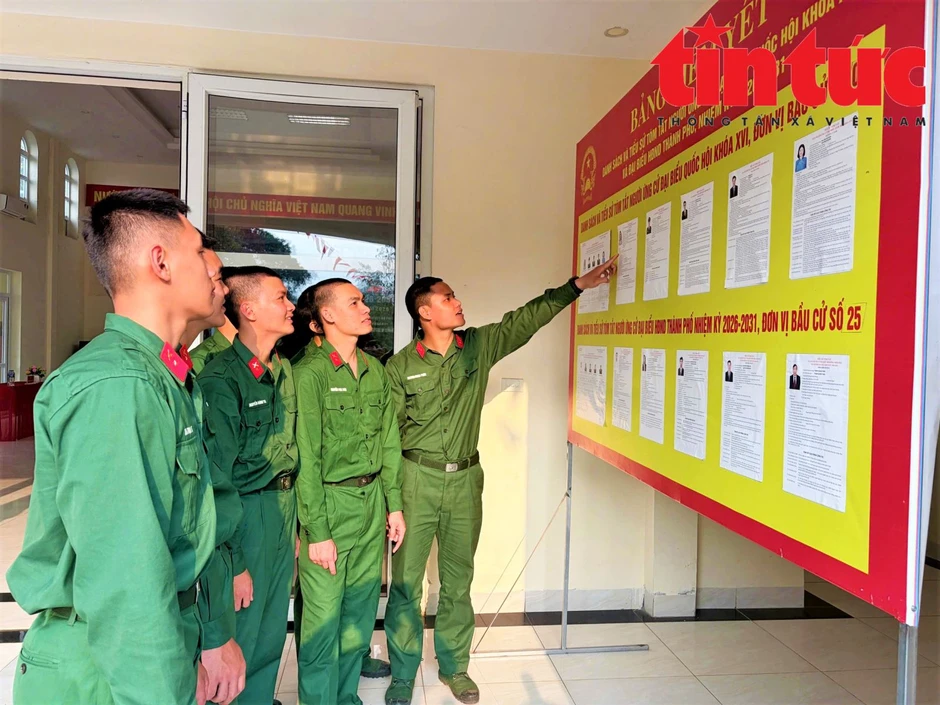 Chiến sĩ trẻ háo hức trong lần đầu tiên thực hiện quyền bầu cử Chiến sĩ trẻ háo hức trong lần đầu tiên thực hiện quyền bầu cử