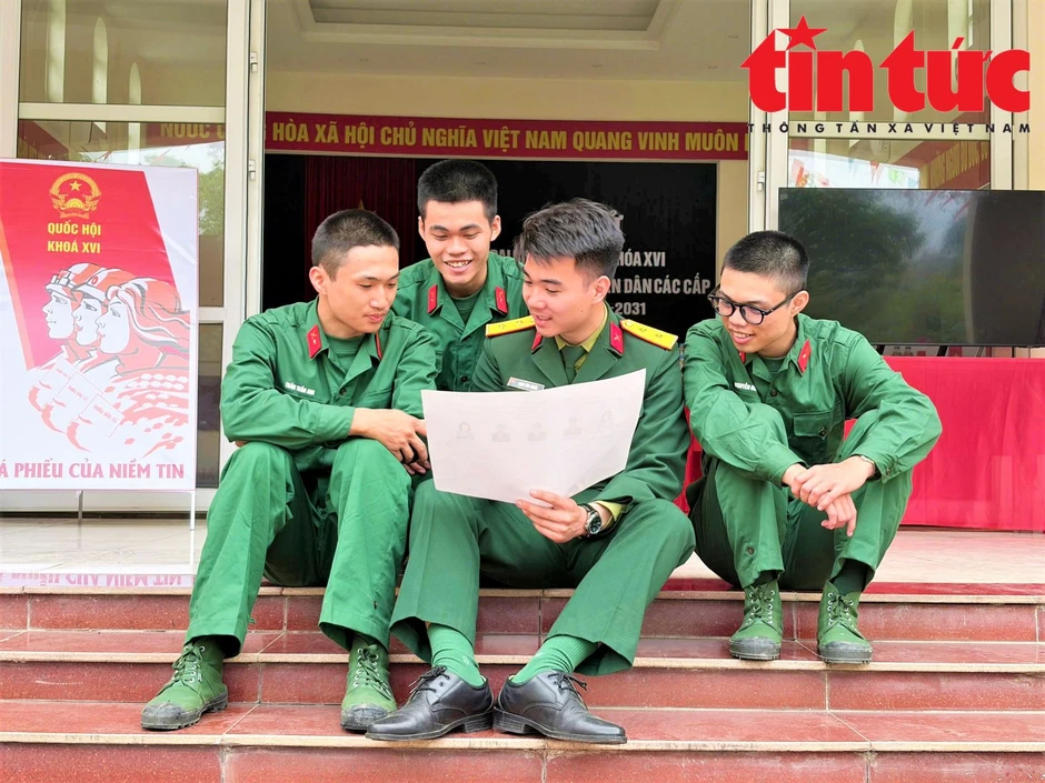 Chiến sĩ trẻ háo hức trong lần đầu tiên thực hiện quyền bầu cử Chiến sĩ trẻ háo hức trong lần đầu tiên thực hiện quyền bầu cử
