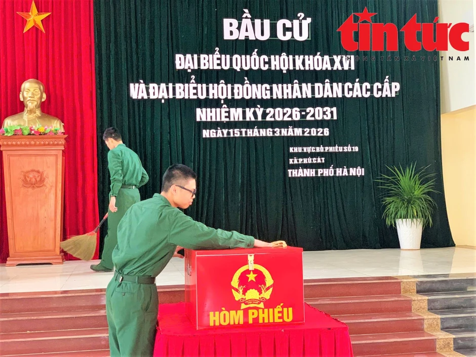 Chiến sĩ trẻ háo hức trong lần đầu tiên thực hiện quyền bầu cử Chiến sĩ trẻ háo hức trong lần đầu tiên thực hiện quyền bầu cử
