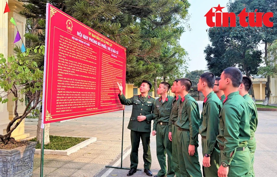 Chiến sĩ trẻ háo hức trong lần đầu tiên thực hiện quyền bầu cử Chiến sĩ trẻ háo hức trong lần đầu tiên thực hiện quyền bầu cử