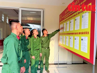 Chiến sĩ trẻ háo hức trong lần đầu tiên thực hiện quyền bầu cử