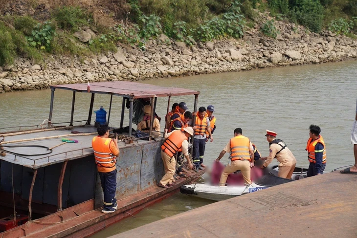 Chìm tàu hút cát trên sông Hồng, tìm thấy 1 thi thể, 1 người còn mất tích Chìm tàu hút cát trên sông Hồng, tìm thấy 1 thi thể, 1 người còn mất tích