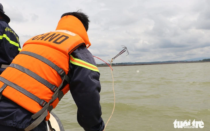 Chìm tàu hút cát trên sông Hồng, tìm thấy 1 thi thể, 1 người còn mất tích Chìm tàu hút cát trên sông Hồng, tìm thấy 1 thi thể, 1 người còn mất tích