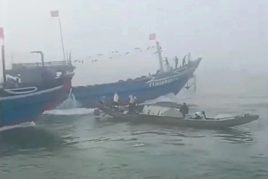 Chìm thuyền chở 11 người, 2 mẹ con tử vong: Gặp nạn khi xem lễ hội cầu ngư Chìm thuyền chở 11 người, 2 mẹ con tử vong: Gặp nạn khi xem lễ hội cầu ngư
