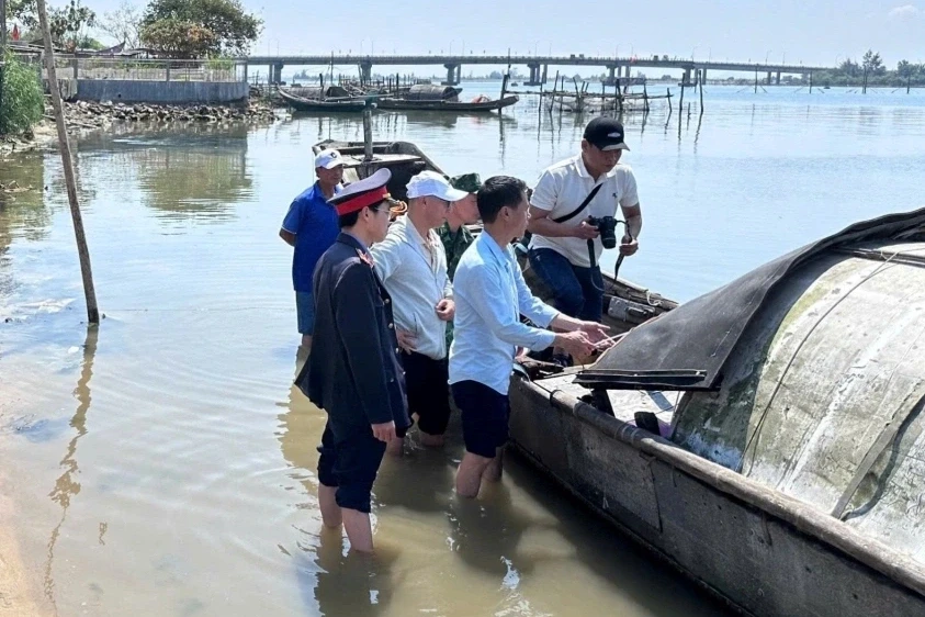 Chìm thuyền chở 11 người, 2 mẹ con tử vong: Gặp nạn khi xem lễ hội cầu ngư Chìm thuyền chở 11 người, 2 mẹ con tử vong: Gặp nạn khi xem lễ hội cầu ngư