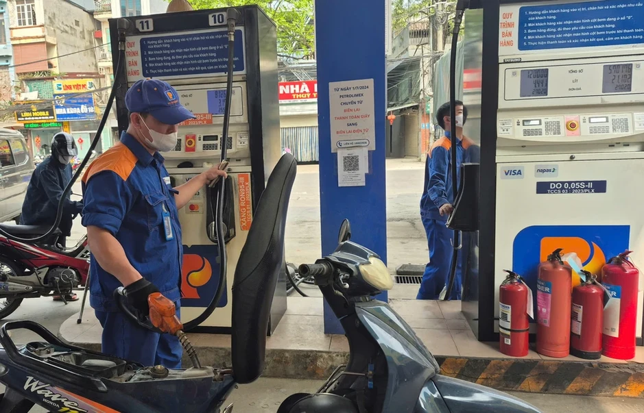 Chính phủ quyết định chi tạm ứng 8.000 tỉ đồng cho Quỹ bình ổn giá xăng dầu Chính phủ quyết định chi tạm ứng 8.000 tỉ đồng cho Quỹ bình ổn giá xăng dầu