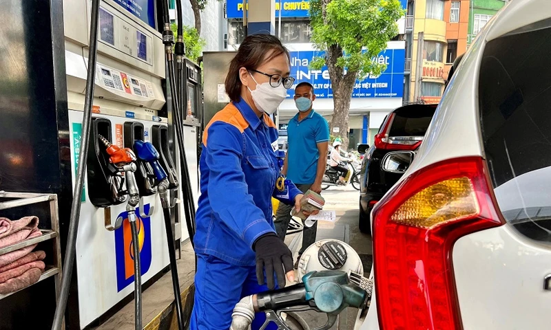 Chính phủ tạm ứng 8 . 000 Tỷ đồng cho Qũy Bình ổn giá xăng dầu năm 2026 Chính phủ tạm ứng 8 . 000 Tỷ đồng cho Qũy Bình ổn giá xăng dầu năm 2026