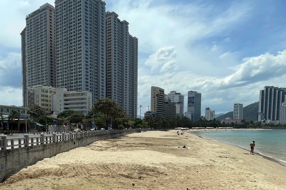 Chính quyền khẩn trương xử lý dòng nước đen ở biển sau phản ánh của Dân trí Chính quyền khẩn trương xử lý dòng nước đen ở biển sau phản ánh của Dân trí