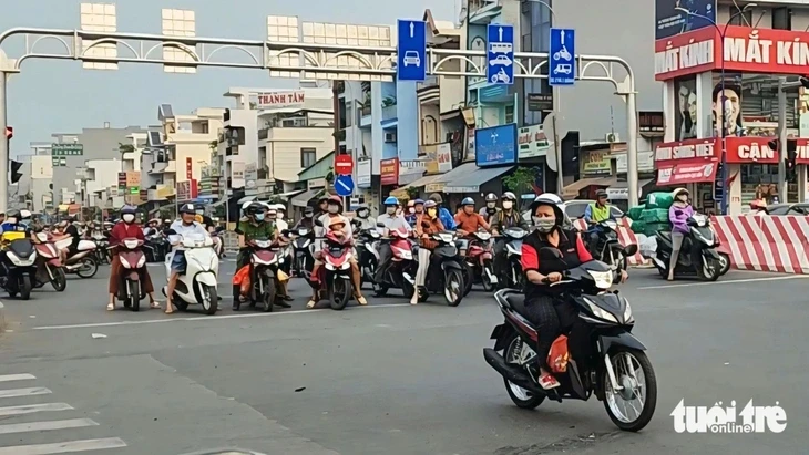 Chờ đèn đỏ 30 giây mà cứ nhích lên, bóp kèn inh ỏi, sao khó kiên nhẫn vậy? Chờ đèn đỏ 30 giây mà cứ nhích lên, bóp kèn inh ỏi, sao khó kiên nhẫn vậy?