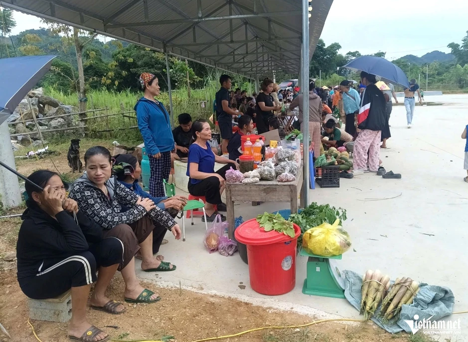 Chợ phiên Tam Văn chiều thứ Năm: Nơi 'cây nhà lá vườn' tạo sinh kế bền vững Chợ phiên Tam Văn chiều thứ Năm: Nơi 'cây nhà lá vườn' tạo sinh kế bền vững