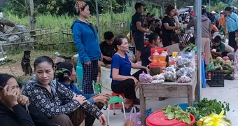 Chợ phiên Tam Văn chiều thứ Năm: Nơi 'cây nhà lá vườn' tạo sinh kế bền vững