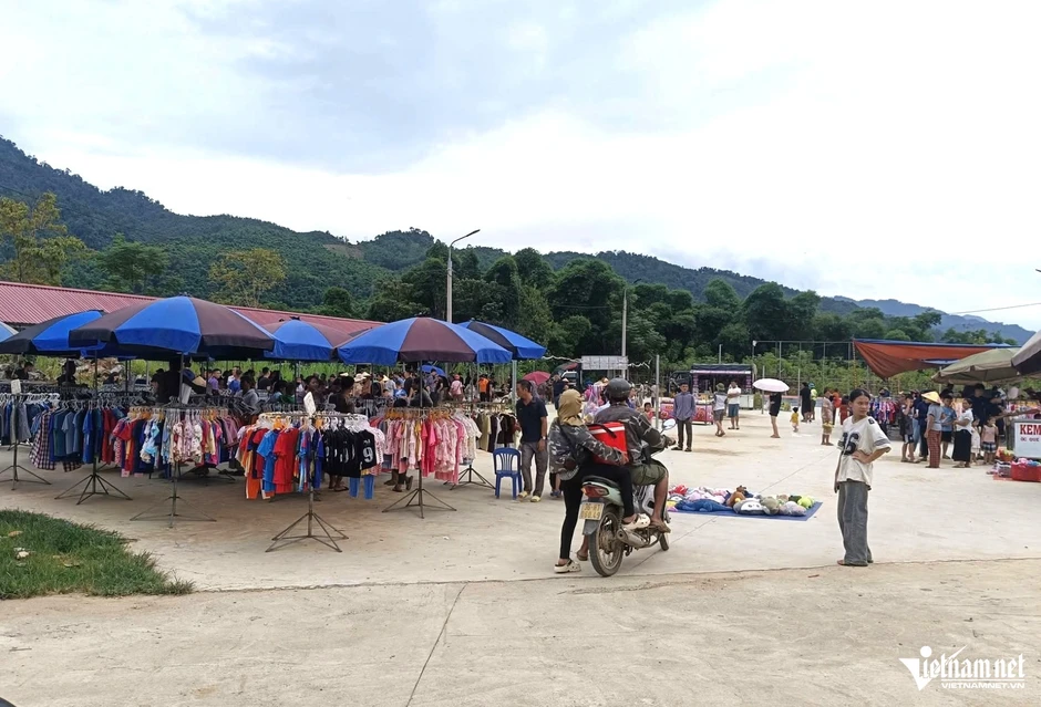 Chợ phiên Tam Văn: Nơi “cây nhà lá vườn” nuôi ước vọng đổi đời Chợ phiên Tam Văn: Nơi “cây nhà lá vườn” nuôi ước vọng đổi đời