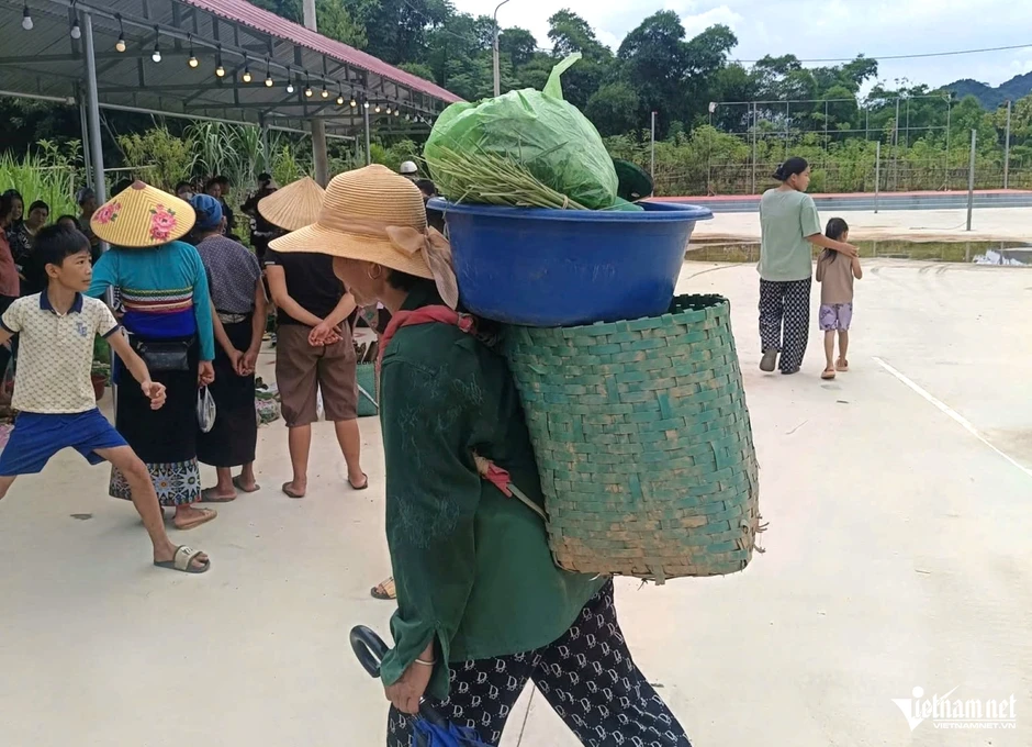 Chợ phiên Tam Văn: Nơi “cây nhà lá vườn” nuôi ước vọng đổi đời Chợ phiên Tam Văn: Nơi “cây nhà lá vườn” nuôi ước vọng đổi đời