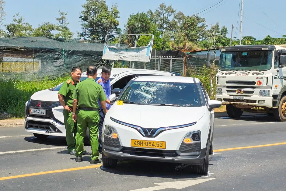 Chồng lái ô tô đuổi theo, đập phá taxi chở vợ Chồng lái ô tô đuổi theo, đập phá taxi chở vợ