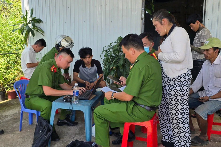 Chồng lái ô tô đuổi theo, đập phá taxi chở vợ Chồng lái ô tô đuổi theo, đập phá taxi chở vợ
