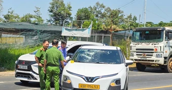 Chồng lái ô tô đuổi theo, đập phá taxi chở vợ