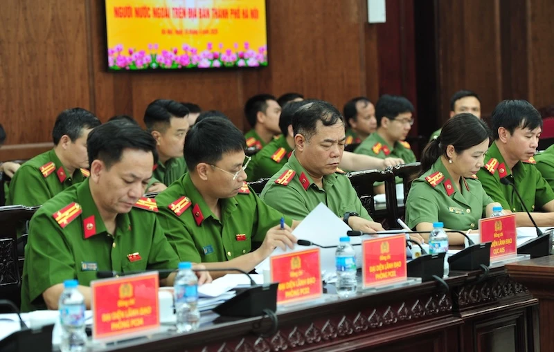 Chủ động phát hiện từ sớm, từ xa các yếu tố tiềm ẩn phức tạp liên quan đến người nước ngoài Chủ động phát hiện từ sớm, từ xa các yếu tố tiềm ẩn phức tạp liên quan đến người nước ngoài