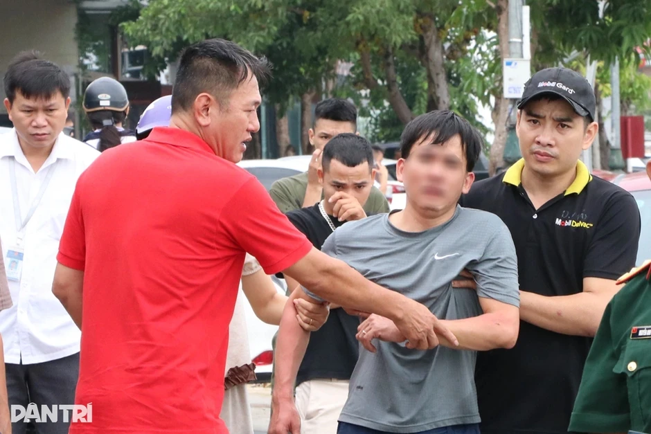 Chủ gara thất thần khi ô tô khách gửi sửa cháy trơ khung Chủ gara thất thần khi ô tô khách gửi sửa cháy trơ khung