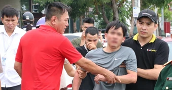 Chủ gara thất thần khi ô tô khách gửi sửa cháy trơ khung
