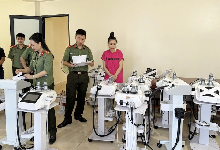 Chủ spa dùng chiêu 'tiêm giả' lừa gần 300 người, chiếm đoạt 9 tỷ đồng Chủ spa dùng chiêu 'tiêm giả' lừa gần 300 người, chiếm đoạt 9 tỷ đồng