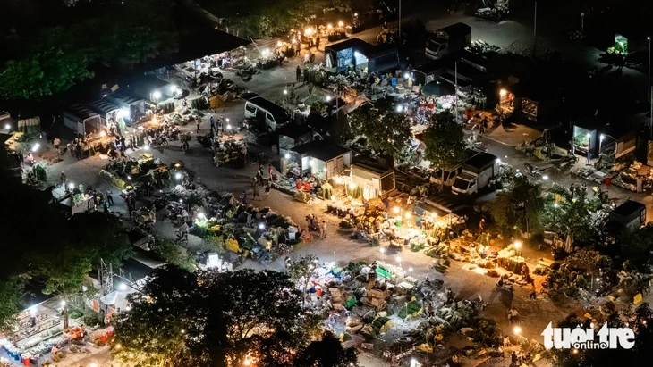 Chủ tịch Hà Nội chỉ đạo kiểm tra vụ chợ 'chui' quy mô lớn hoạt động thâu đêm sau nghĩa trang Chủ tịch Hà Nội chỉ đạo kiểm tra vụ chợ 'chui' quy mô lớn hoạt động thâu đêm sau nghĩa trang