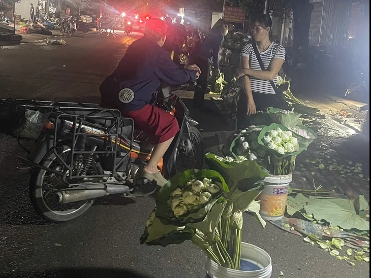 Chủ tịch Hà Nội chỉ đạo kiểm tra vụ chợ 'chui' quy mô lớn hoạt động thâu đêm sau nghĩa trang Chủ tịch Hà Nội chỉ đạo kiểm tra vụ chợ 'chui' quy mô lớn hoạt động thâu đêm sau nghĩa trang