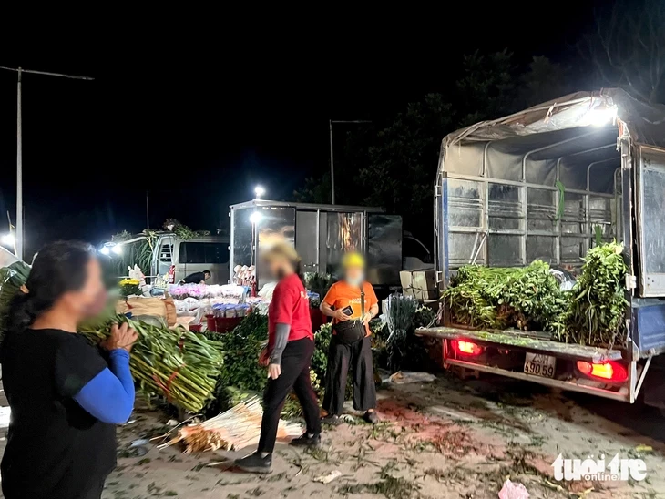 Chủ tịch Hà Nội chỉ đạo kiểm tra vụ chợ 'chui' quy mô lớn hoạt động thâu đêm sau nghĩa trang Chủ tịch Hà Nội chỉ đạo kiểm tra vụ chợ 'chui' quy mô lớn hoạt động thâu đêm sau nghĩa trang