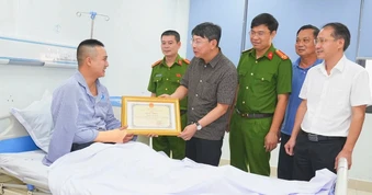 Chủ tịch Hải Phòng tặng Bằng khen cán bộ công an dũng cảm cứu người