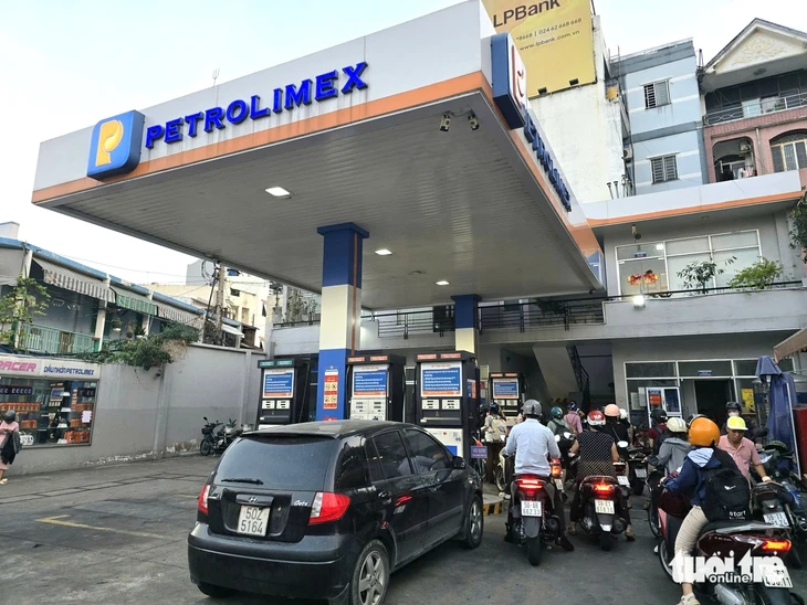 Chủ tịch Petrolimex: Doanh nghiệp sẵn sàng hy sinh lợi nhuận để tăng nhập xăng dầu Chủ tịch Petrolimex: Doanh nghiệp sẵn sàng hy sinh lợi nhuận để tăng nhập xăng dầu