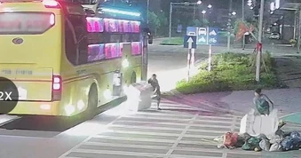 Chủ tịch phường phát hiện đống rác bên vệ đường quyết truy đến cùng