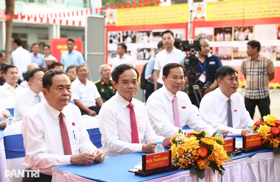 Chủ tịch Quốc hội, Bí thư TPHCM bỏ phiếu bầu cử tại xã Hóc Môn Chủ tịch Quốc hội, Bí thư TPHCM bỏ phiếu bầu cử tại xã Hóc Môn