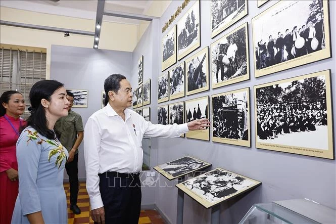 Chủ tịch Quốc hội dâng hương tại Di tích lịch sử văn hóa quốc gia Dinh quận Hóc Môn Chủ tịch Quốc hội dâng hương tại Di tích lịch sử văn hóa quốc gia Dinh quận Hóc Môn