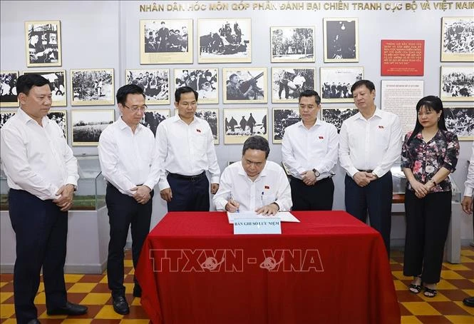 Chủ tịch Quốc hội dâng hương tại Di tích lịch sử văn hóa quốc gia Dinh quận Hóc Môn Chủ tịch Quốc hội dâng hương tại Di tích lịch sử văn hóa quốc gia Dinh quận Hóc Môn