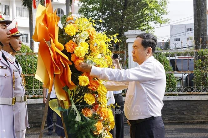 Chủ tịch Quốc hội dâng hương tại Di tích lịch sử văn hóa quốc gia Dinh quận Hóc Môn Chủ tịch Quốc hội dâng hương tại Di tích lịch sử văn hóa quốc gia Dinh quận Hóc Môn