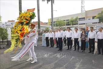 Chủ tịch Quốc hội dâng hương tại Di tích lịch sử văn hóa quốc gia Dinh quận Hóc Môn