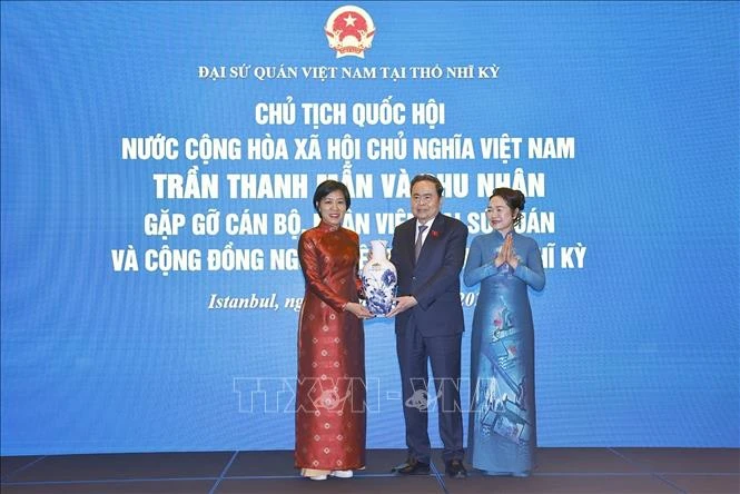Chủ tịch Quốc hội gặp gỡ cộng đồng người Việt Nam tại Thổ Nhĩ Kỳ Chủ tịch Quốc hội gặp gỡ cộng đồng người Việt Nam tại Thổ Nhĩ Kỳ