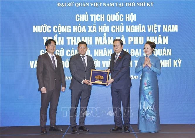 Chủ tịch Quốc hội gặp gỡ cộng đồng người Việt Nam tại Thổ Nhĩ Kỳ Chủ tịch Quốc hội gặp gỡ cộng đồng người Việt Nam tại Thổ Nhĩ Kỳ