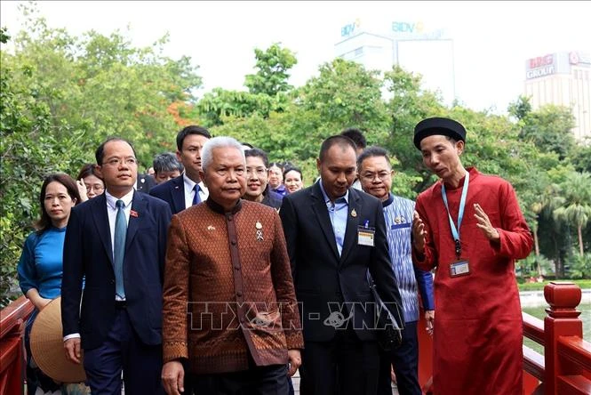 Chủ tịch Quốc hội kiêm Chủ tịch Hạ viện Thái Lan thăm Đền Ngọc Sơn Chủ tịch Quốc hội kiêm Chủ tịch Hạ viện Thái Lan thăm Đền Ngọc Sơn